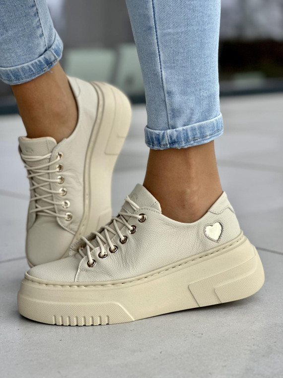 Wygodne beżowe trampki damskie, na wyższej podeszwie light motion, złote serce, skóra naturalna