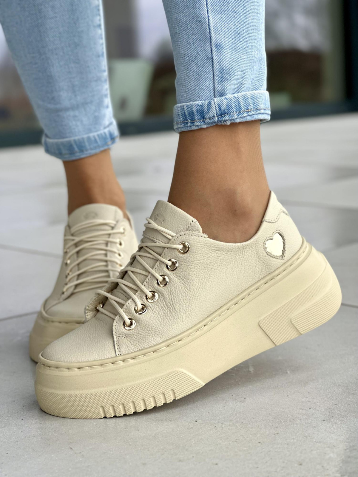 Wygodne beżowe trampki damskie, na wyższej podeszwie light motion, złote serce, skóra naturalna