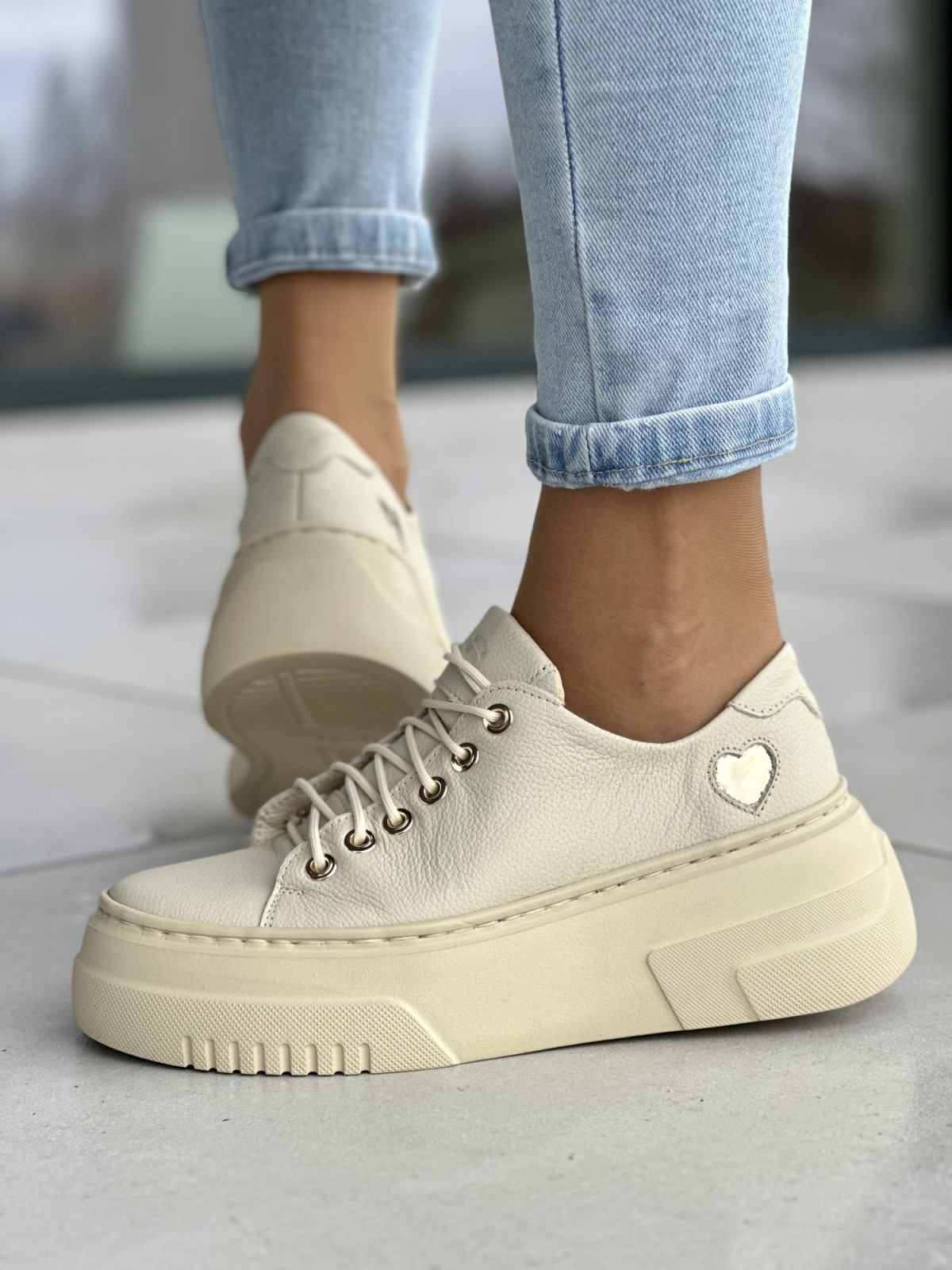 Wygodne beżowe trampki damskie, na wyższej podeszwie light motion, złote serce, skóra naturalna