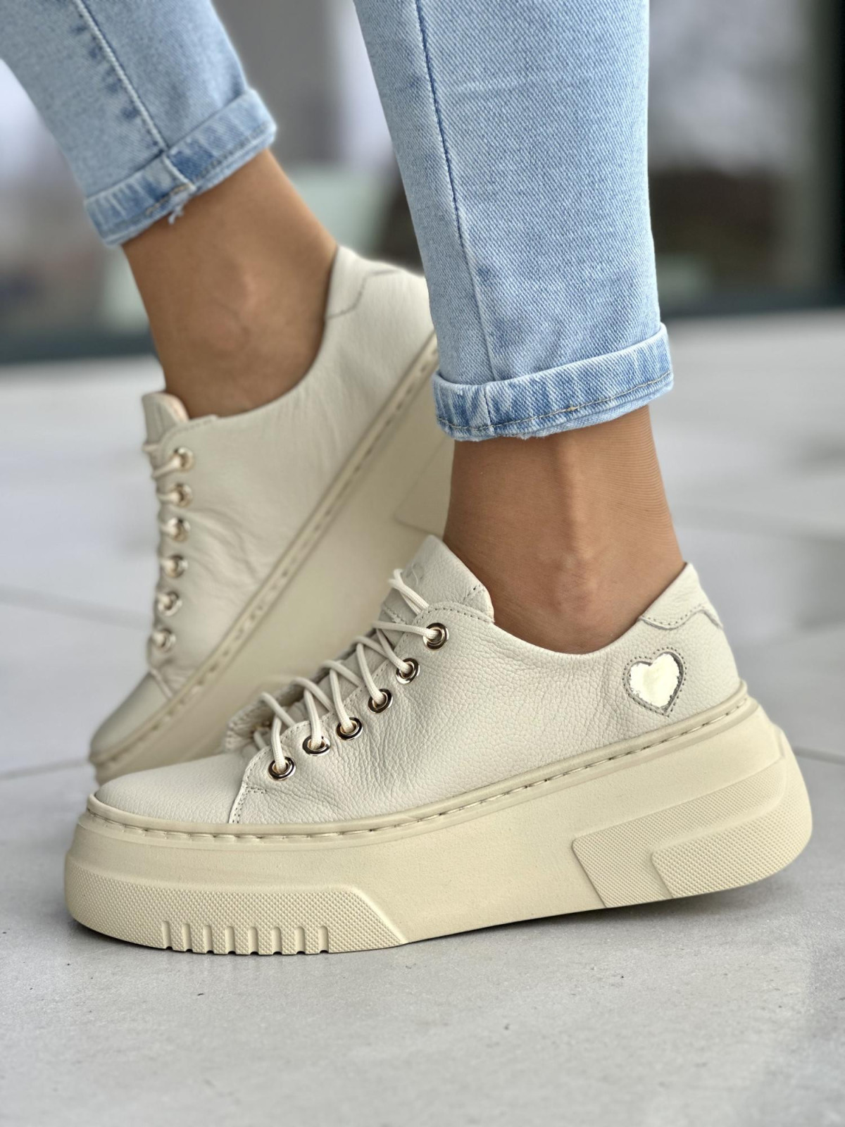 Wygodne beżowe trampki damskie, na wyższej podeszwie light motion, złote serce, skóra naturalna
