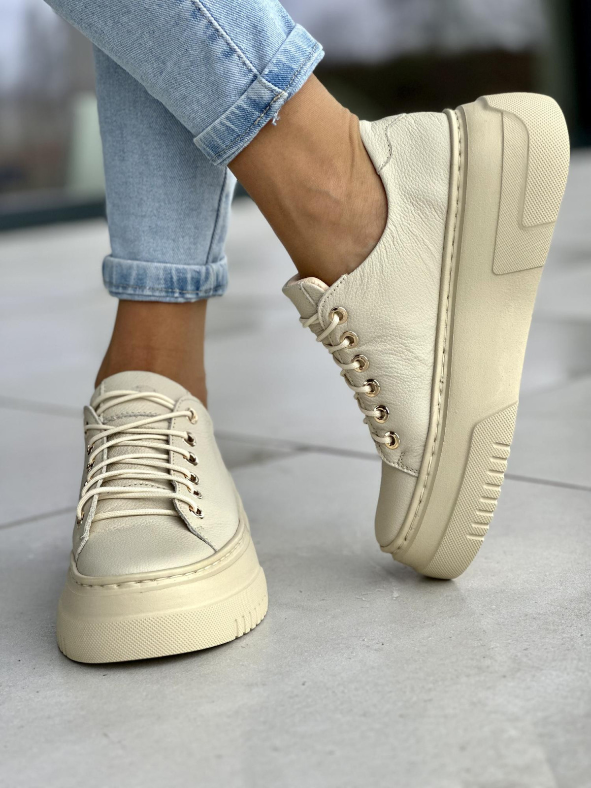 Wygodne beżowe trampki damskie, na wyższej podeszwie light motion, złote serce, skóra naturalna