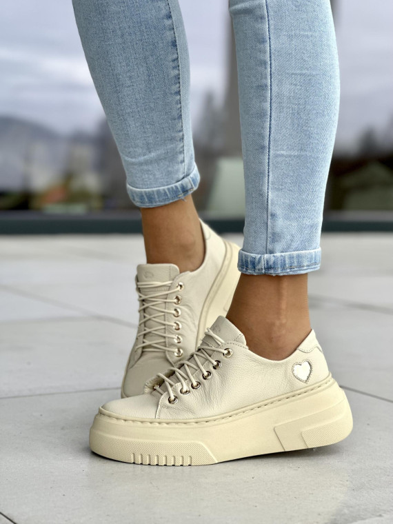 Wygodne beżowe trampki damskie, na wyższej podeszwie light motion, złote serce, skóra naturalna