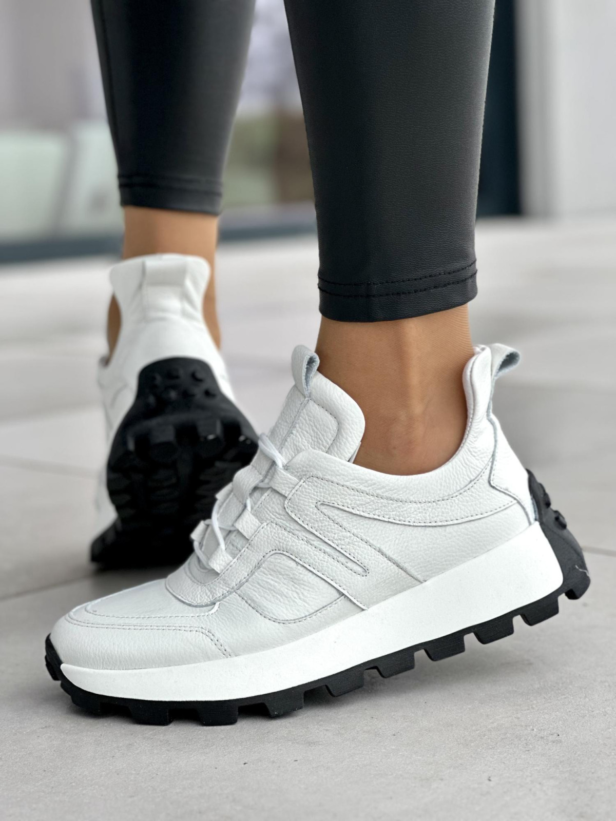 Wygodne białe sneakersy damskie na czarnej podeszwie, skóra naturalna