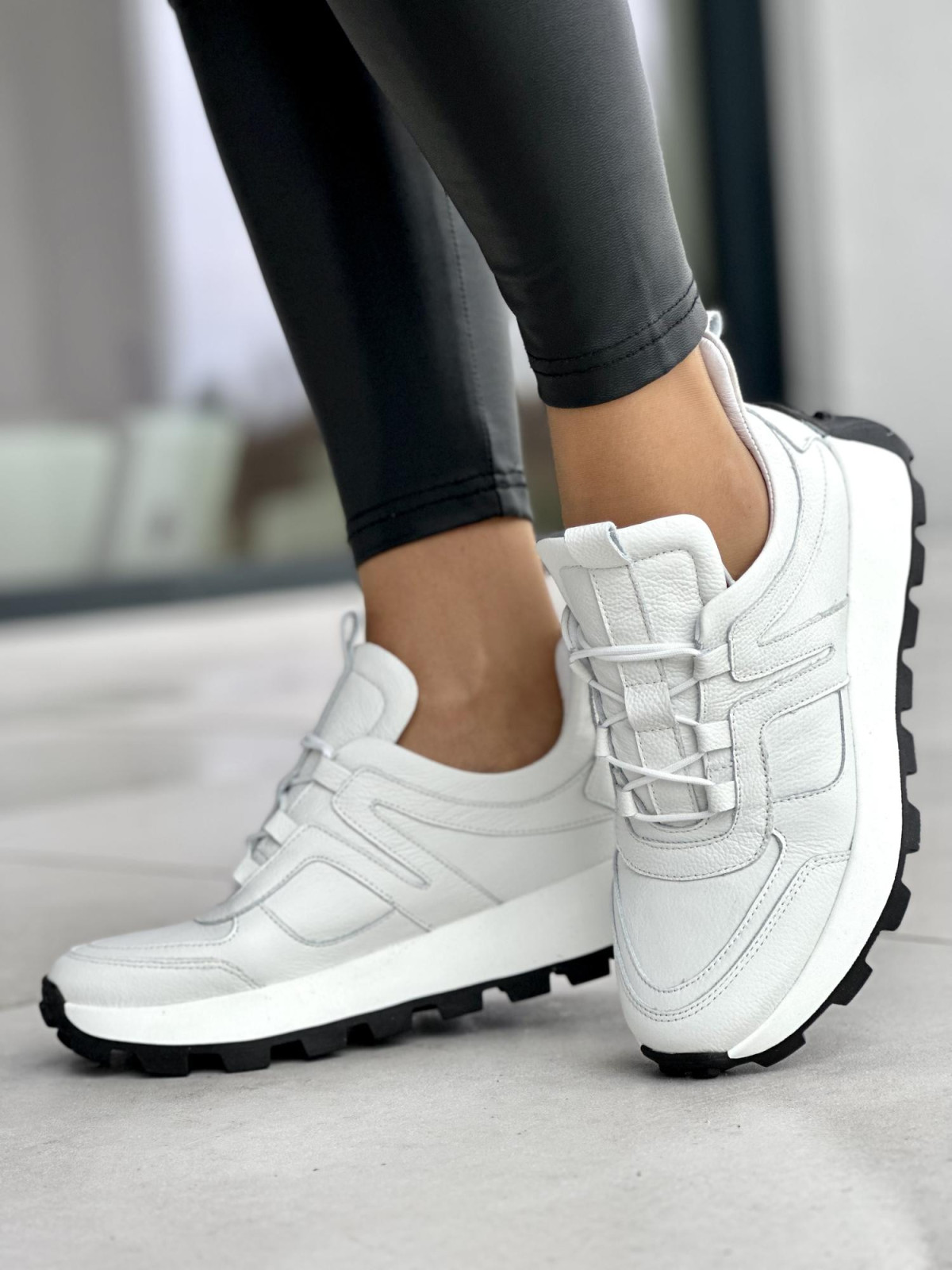 Wygodne białe sneakersy damskie na czarnej podeszwie, skóra naturalna