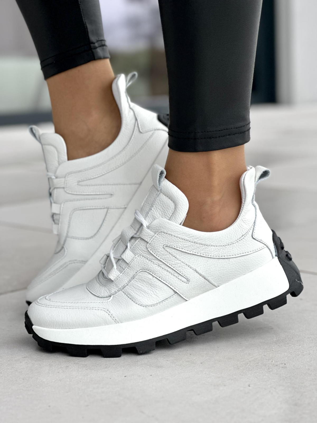 Wygodne białe sneakersy damskie na czarnej podeszwie, skóra naturalna