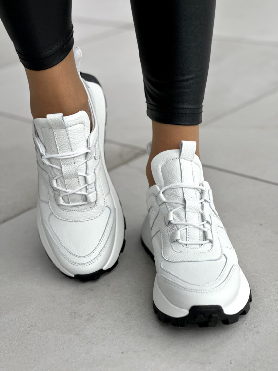 Wygodne białe sneakersy damskie na czarnej podeszwie, skóra naturalna