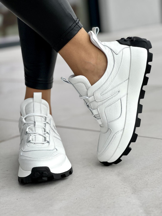 Wygodne białe sneakersy damskie na czarnej podeszwie, skóra naturalna