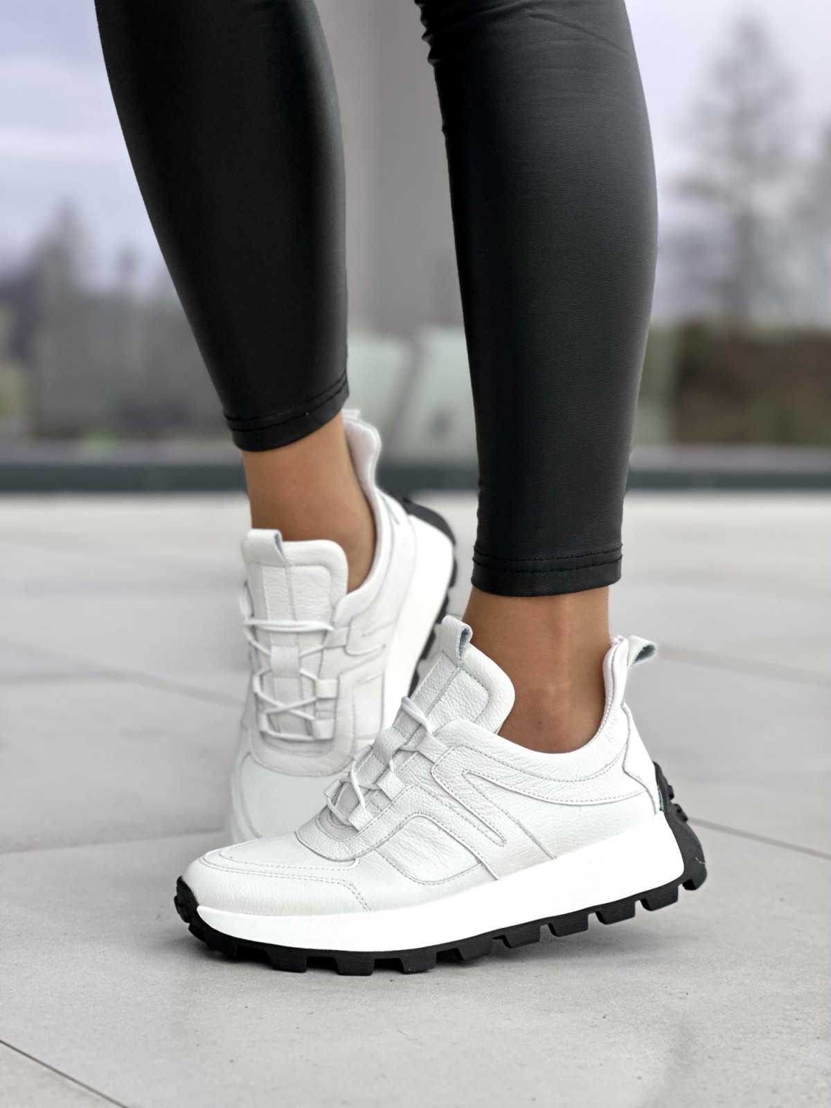 Wygodne białe sneakersy damskie na czarnej podeszwie, skóra naturalna