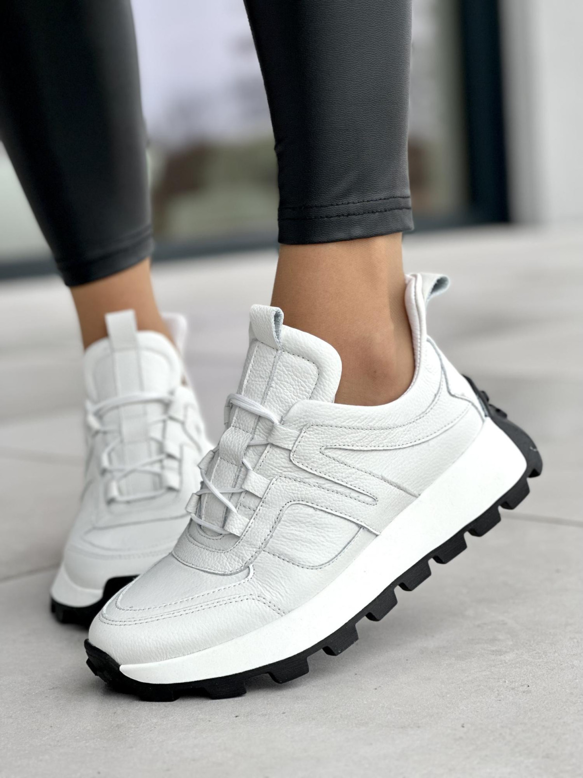 Wygodne białe sneakersy damskie na czarnej podeszwie, skóra naturalna