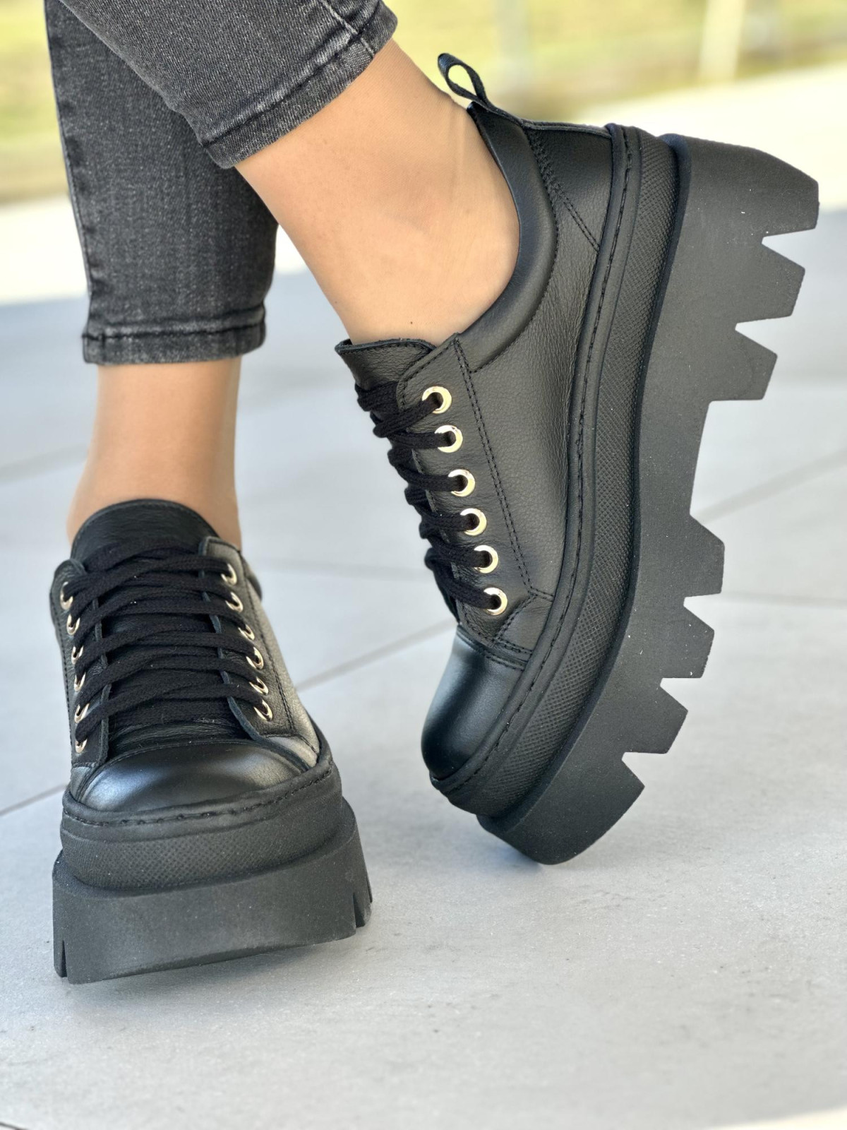 Czarne półbuty damskie sznurowane, na grubej podeszwie, skóra naturalna