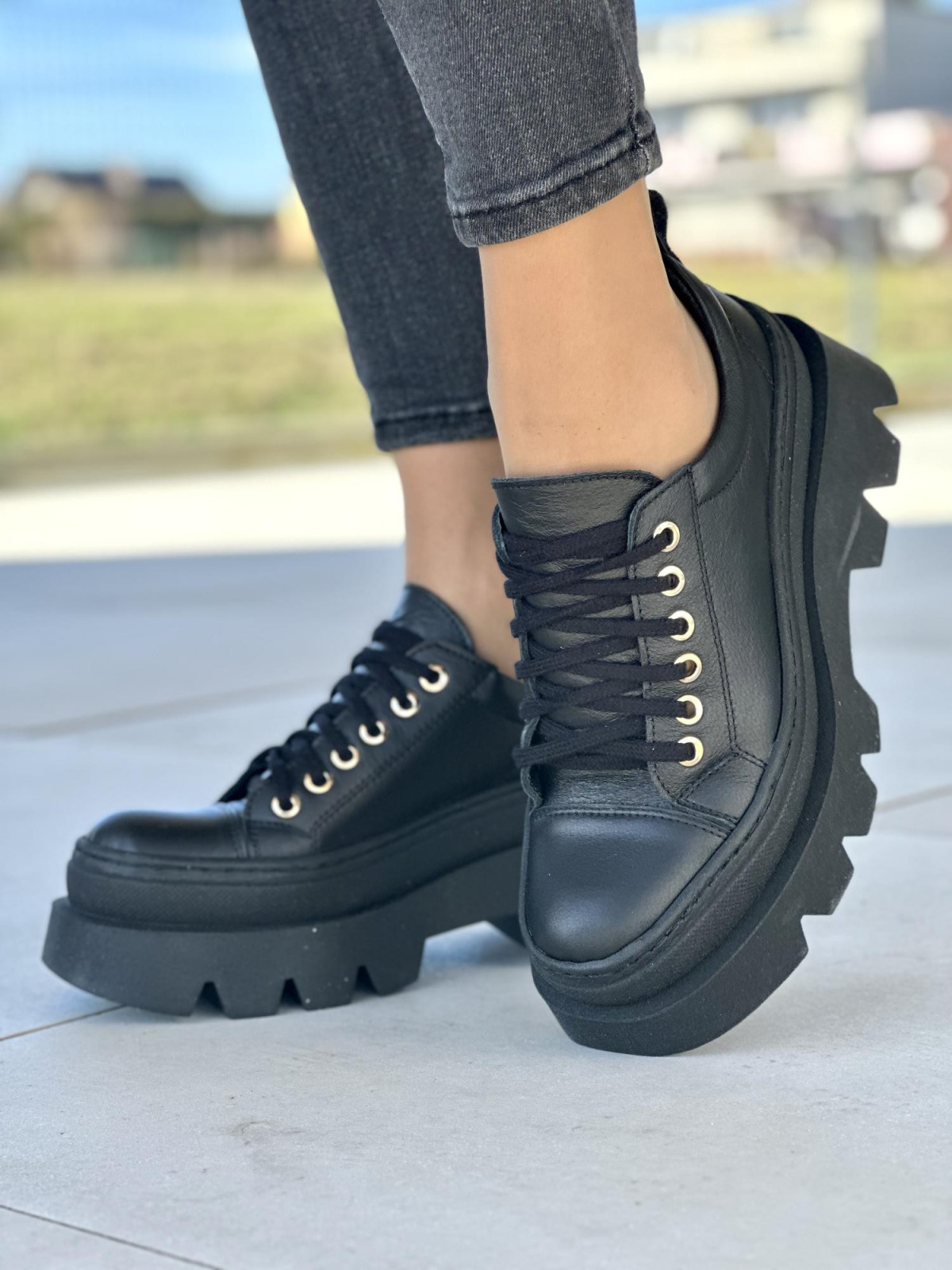 Czarne półbuty damskie sznurowane, na grubej podeszwie, skóra naturalna