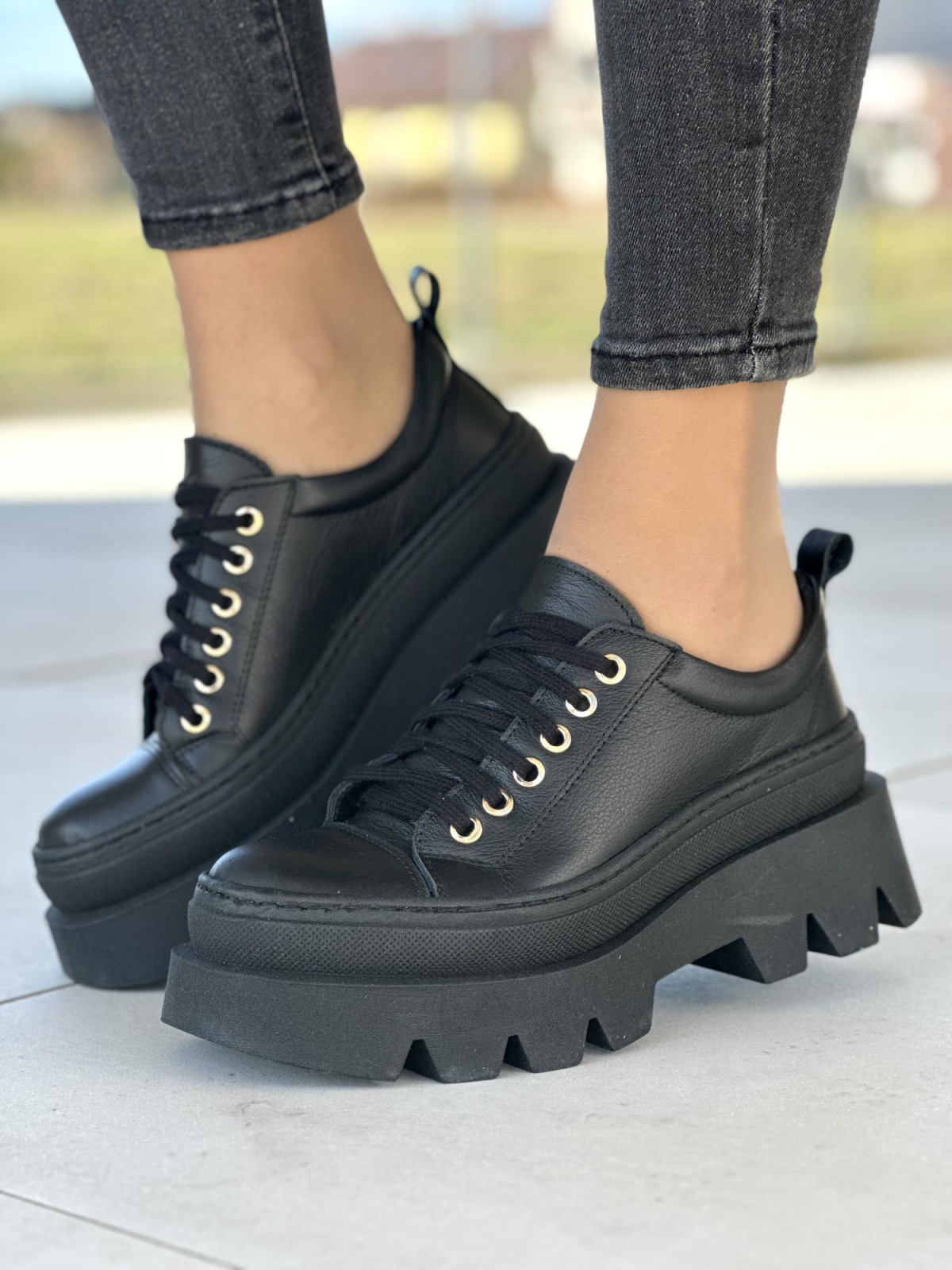 Czarne półbuty damskie sznurowane, na grubej podeszwie, skóra naturalna