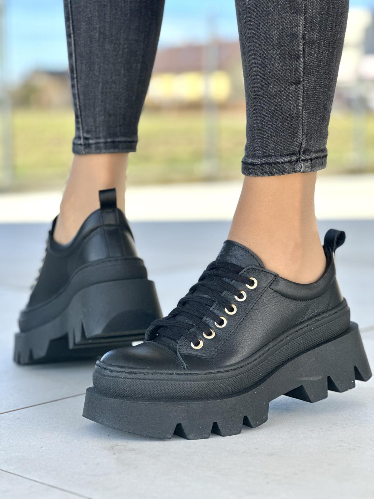 Czarne półbuty damskie sznurowane, na grubej podeszwie, skóra naturalna