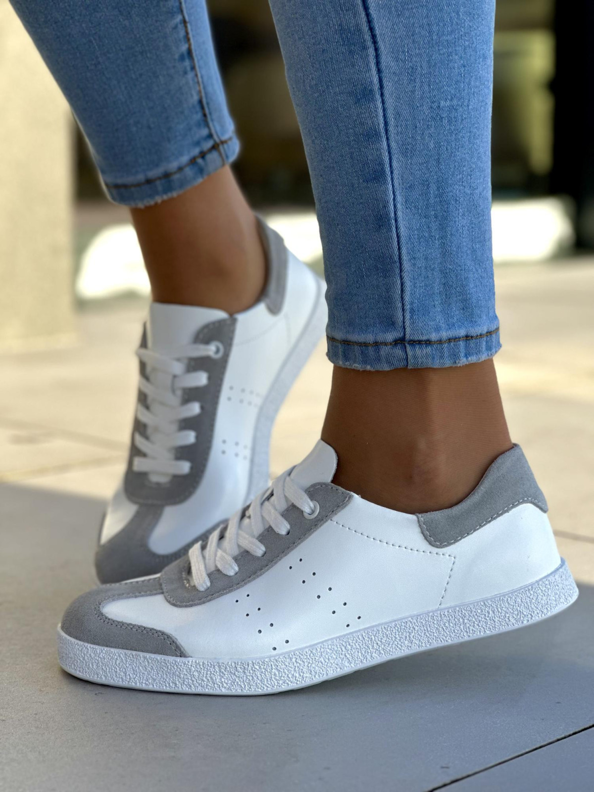Zgrabne i wygodne biało-szare trampki damskie, skóra naturalna