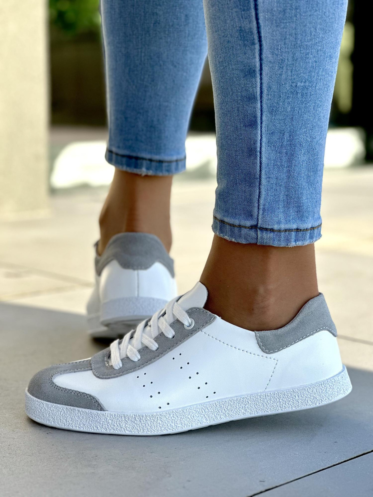 Zgrabne i wygodne biało-szare trampki damskie, skóra naturalna