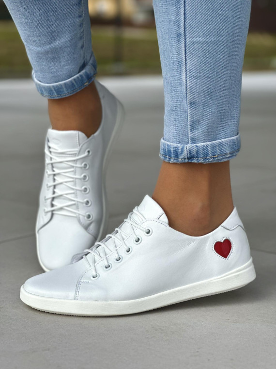 Delikatne-zgrabne-biale-trampki-damskie-z-czerwonym-sercem-skora-naturalna