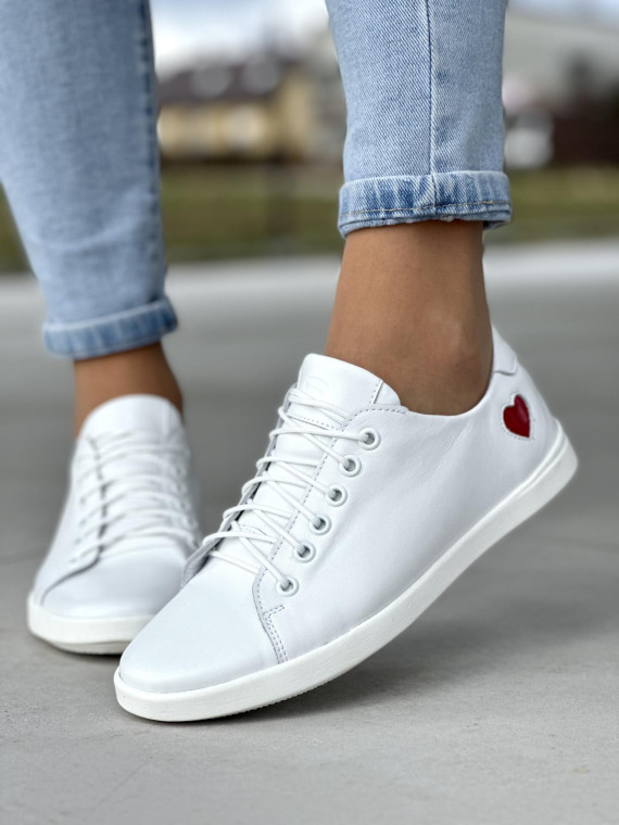 Delikatne-zgrabne-biale-trampki-damskie-z-czerwonym-sercem-skora-naturalna