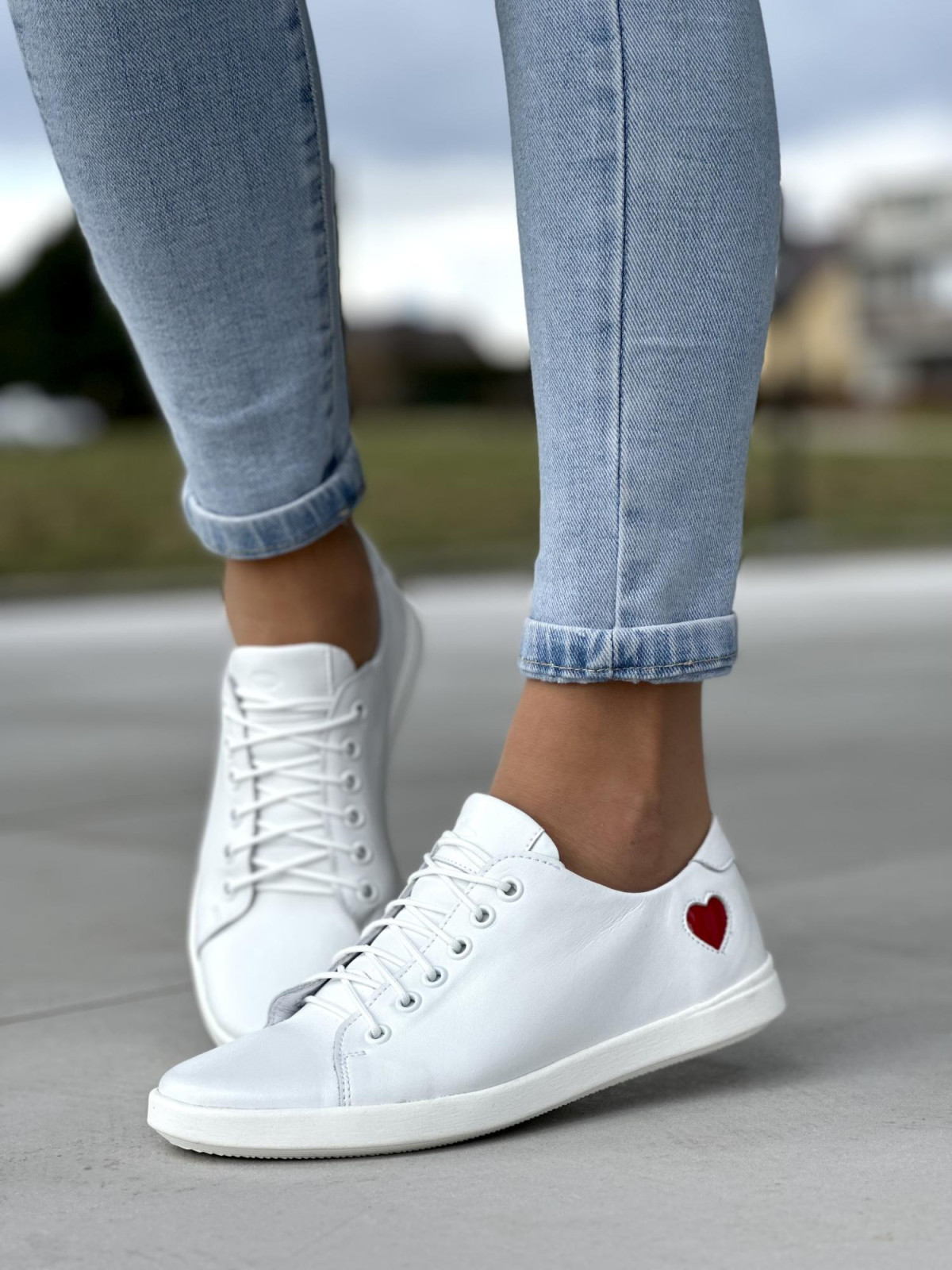 Delikatne-zgrabne-biale-trampki-damskie-z-czerwonym-sercem-skora-naturalna