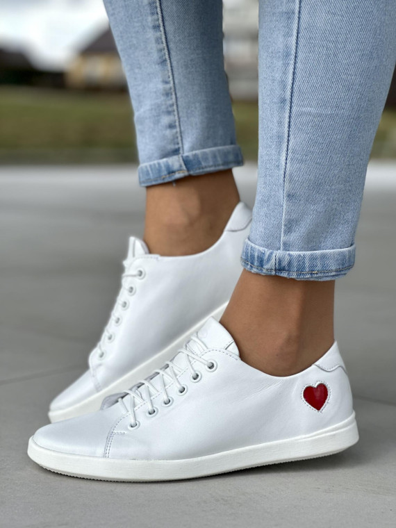 Delikatne-zgrabne-biale-trampki-damskie-z-czerwonym-sercem-skora-naturalna