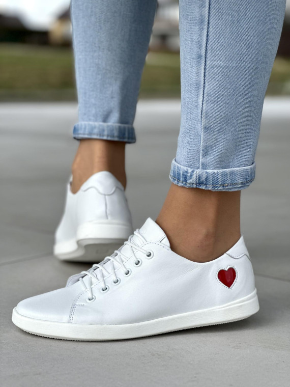 Delikatne-zgrabne-biale-trampki-damskie-z-czerwonym-sercem-skora-naturalna