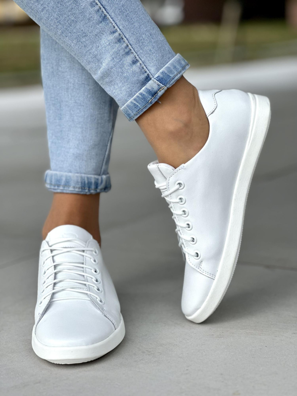 Delikatne-zgrabne-biale-trampki-damskie-z-czerwonym-sercem-skora-naturalna