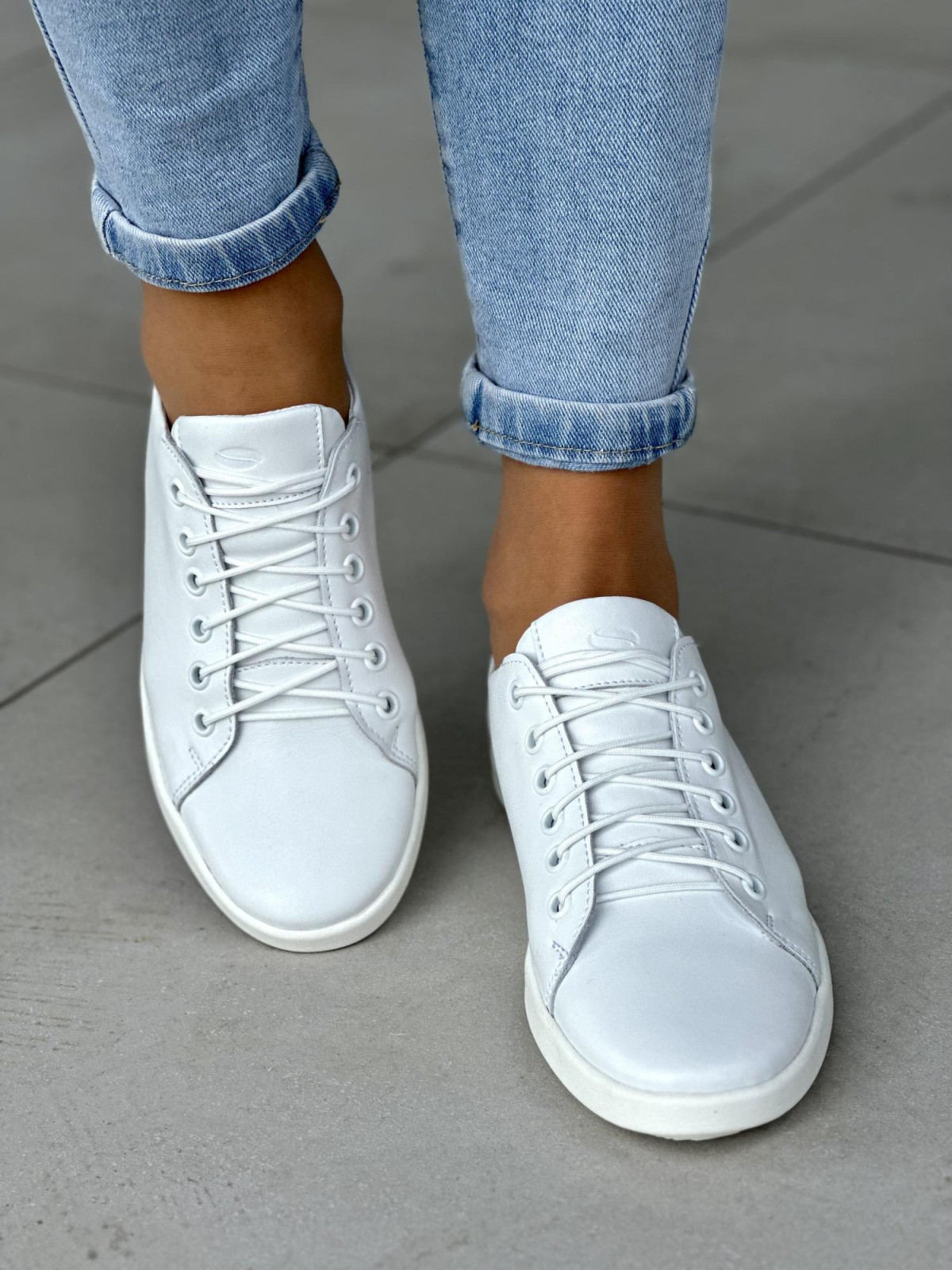 Delikatne-zgrabne-biale-trampki-damskie-z-czerwonym-sercem-skora-naturalna