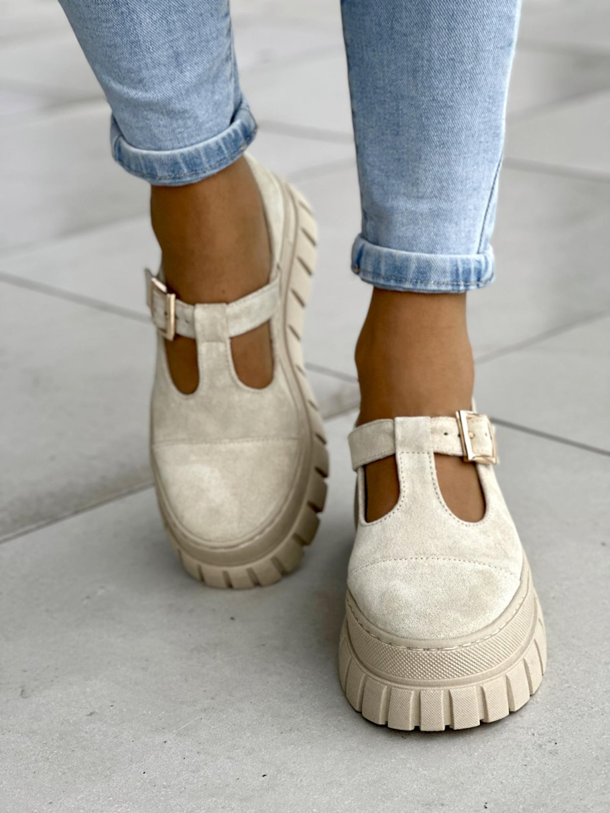 Stylowe beżowe półbuty damskie z klamrą, na grubej podeszwie, skóra naturalna