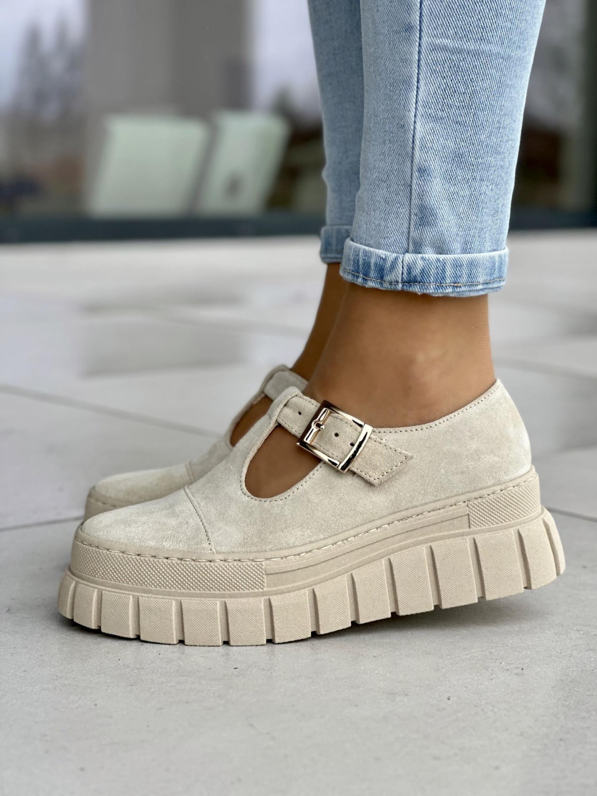 Stylowe beżowe półbuty damskie z klamrą, na grubej podeszwie, skóra naturalna