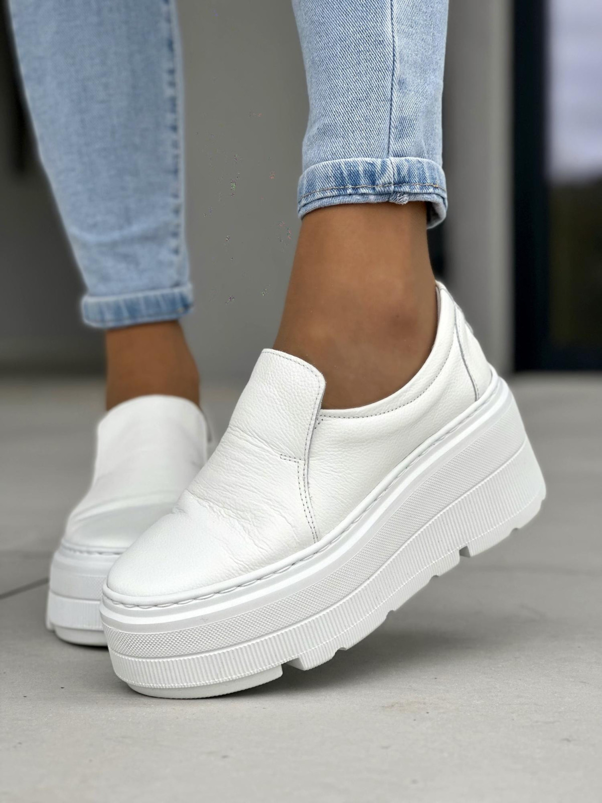 Lekkie białe mokasyny damskie na wyższej platformie, skóra naturalna