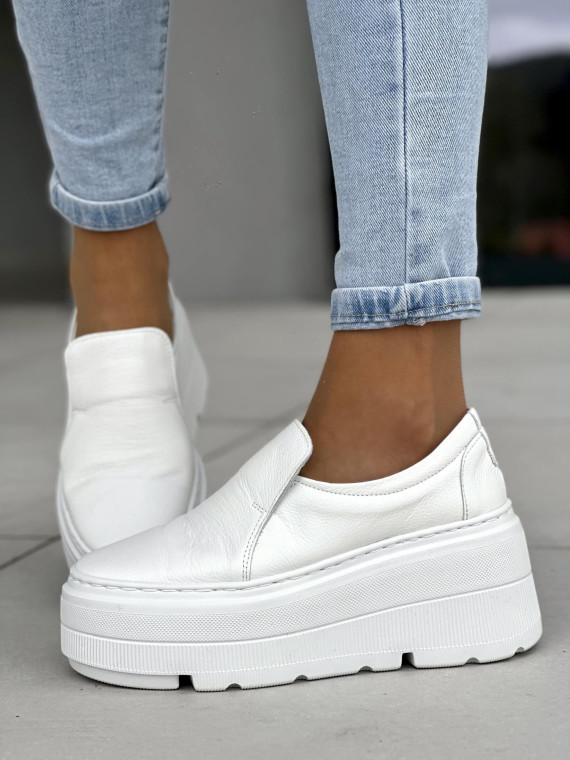 Lekkie białe mokasyny damskie na wyższej platformie, skóra naturalna