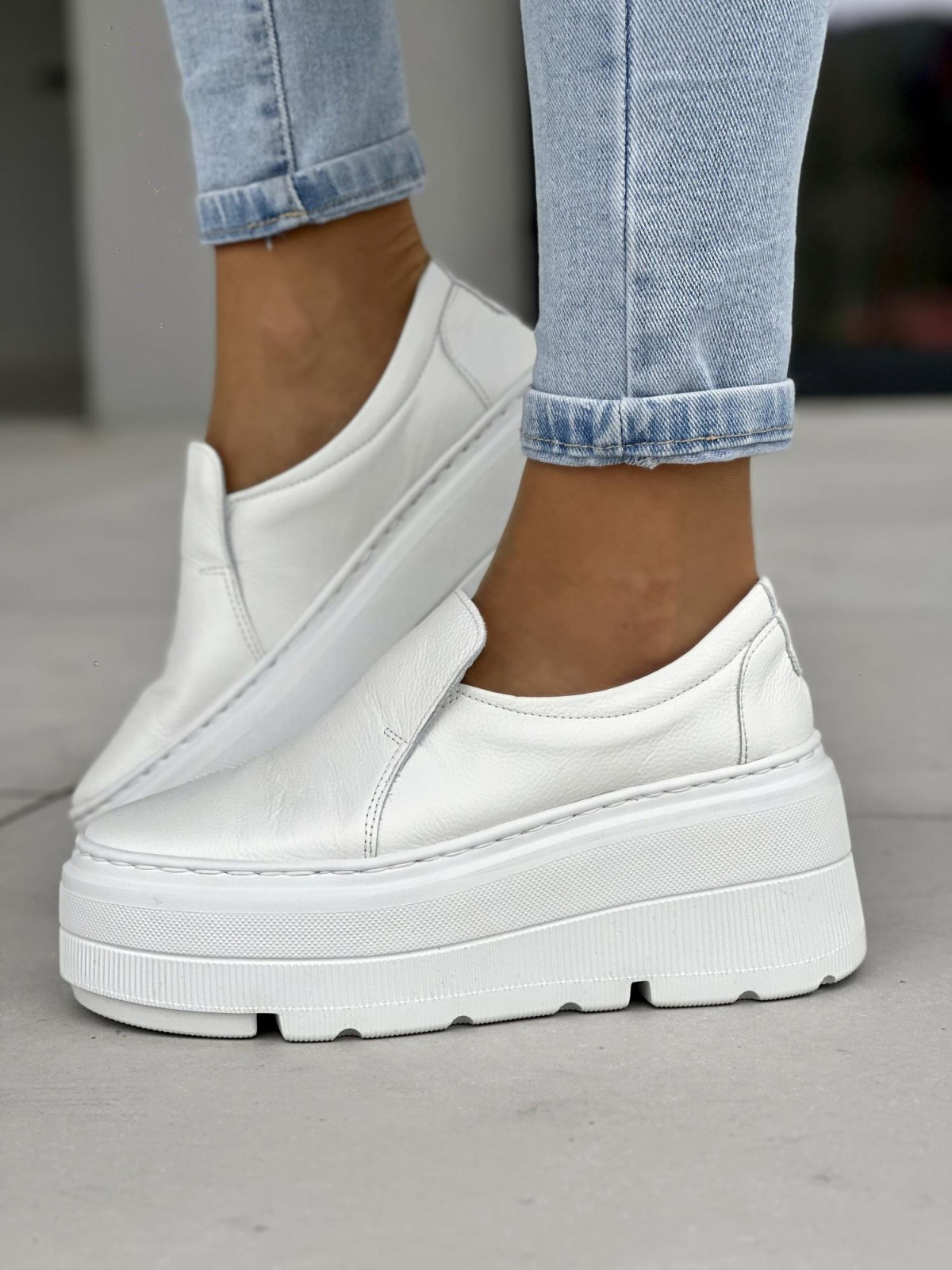 Lekkie białe mokasyny damskie na wyższej platformie, skóra naturalna