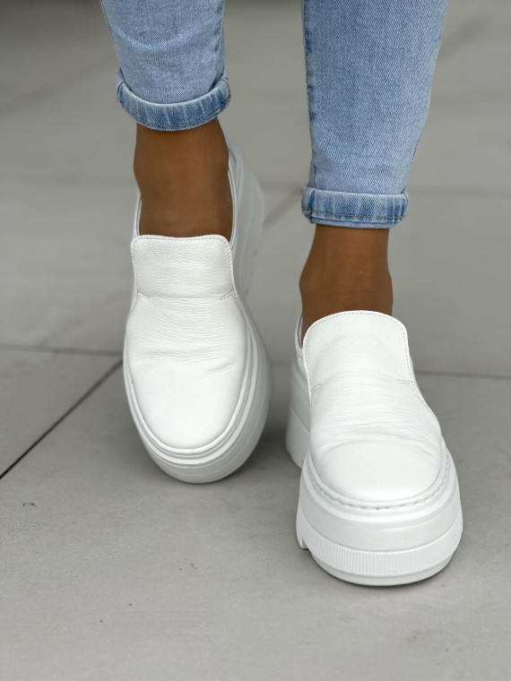 Lekkie białe mokasyny damskie na wyższej platformie, skóra naturalna