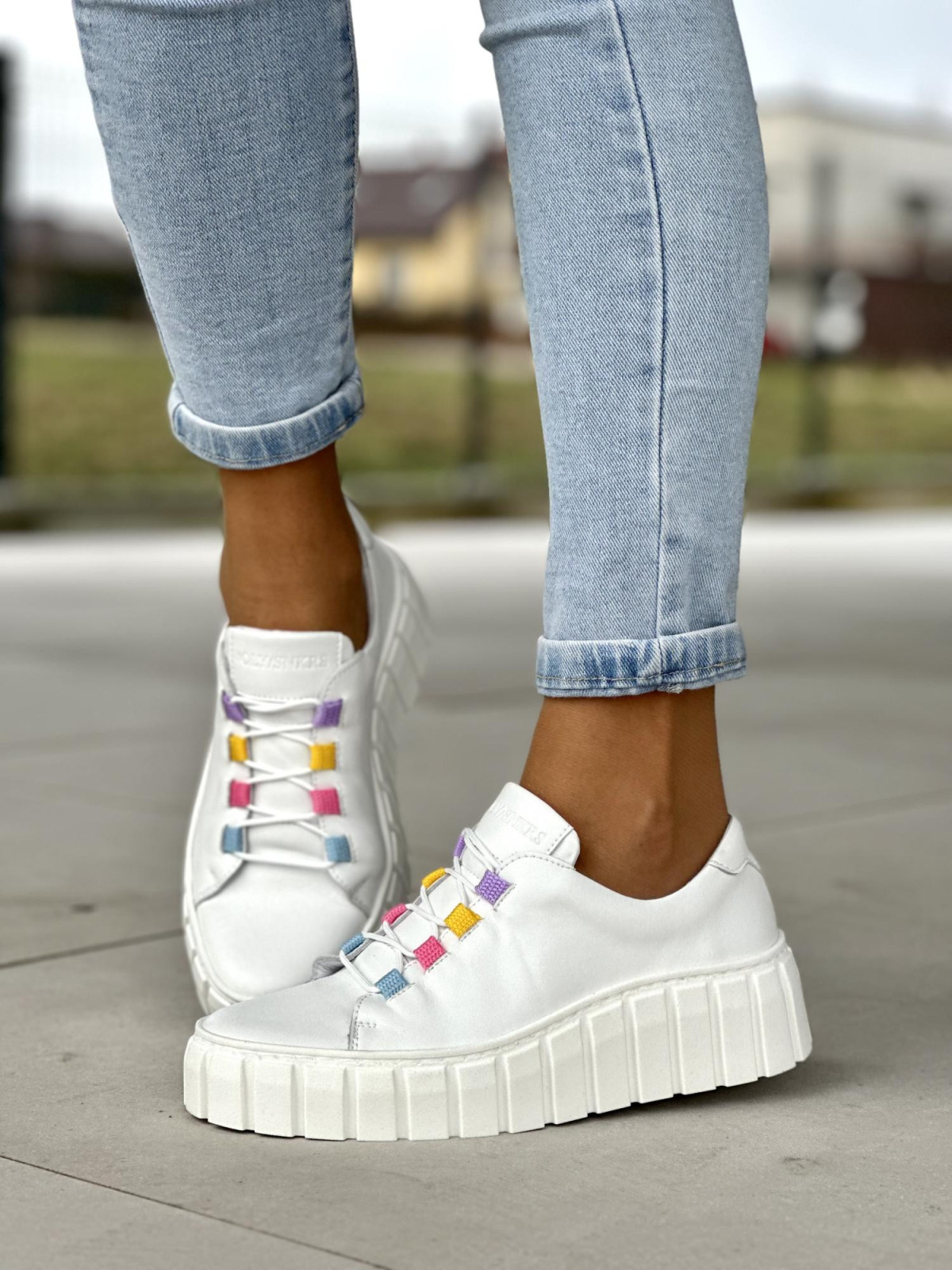 Lekkie i wygodne białe trampki damskie rainbow, skóra naturalna