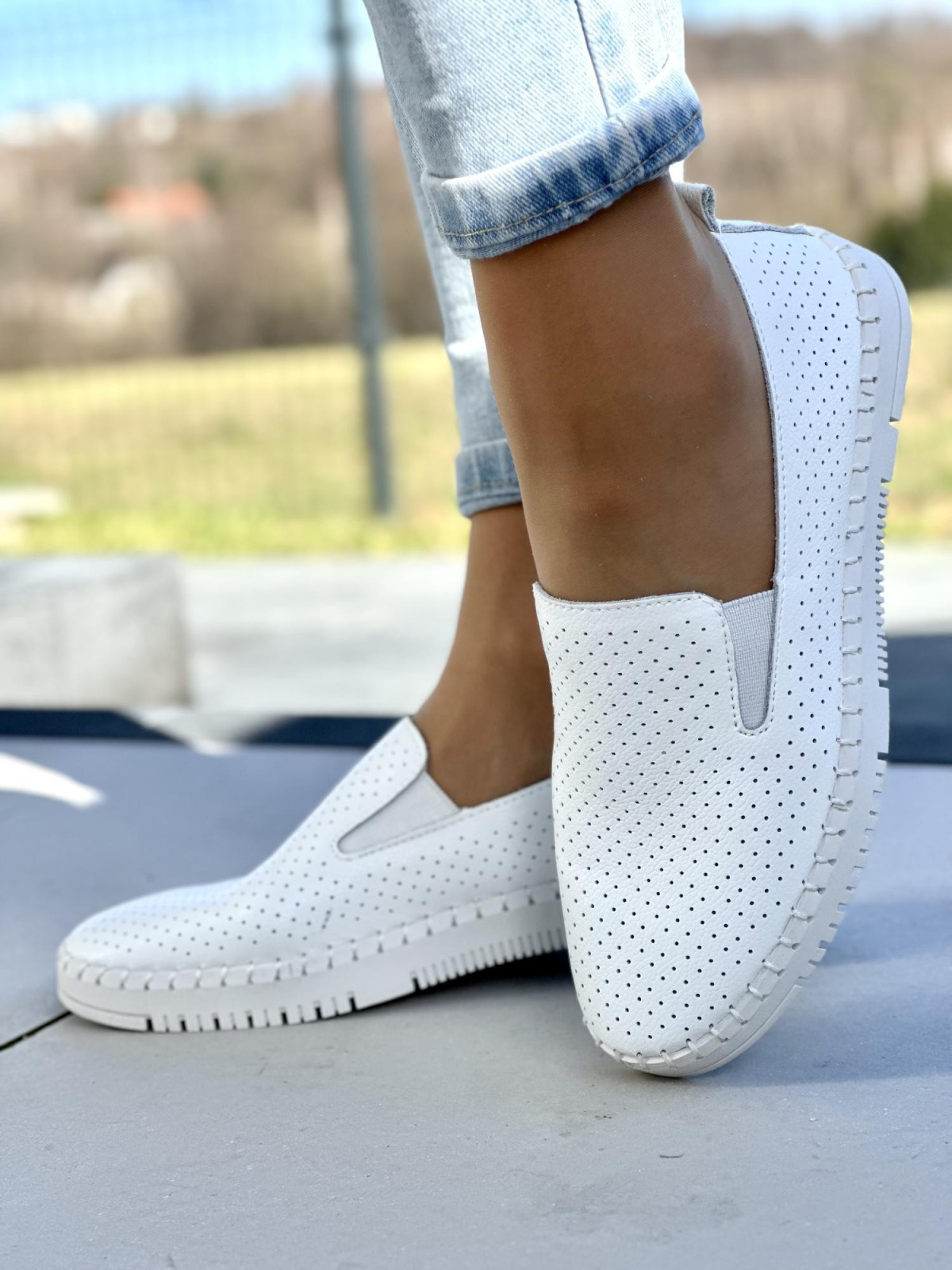 Ażurowe lekkie białe mokasyny damskie, skóra naturalna