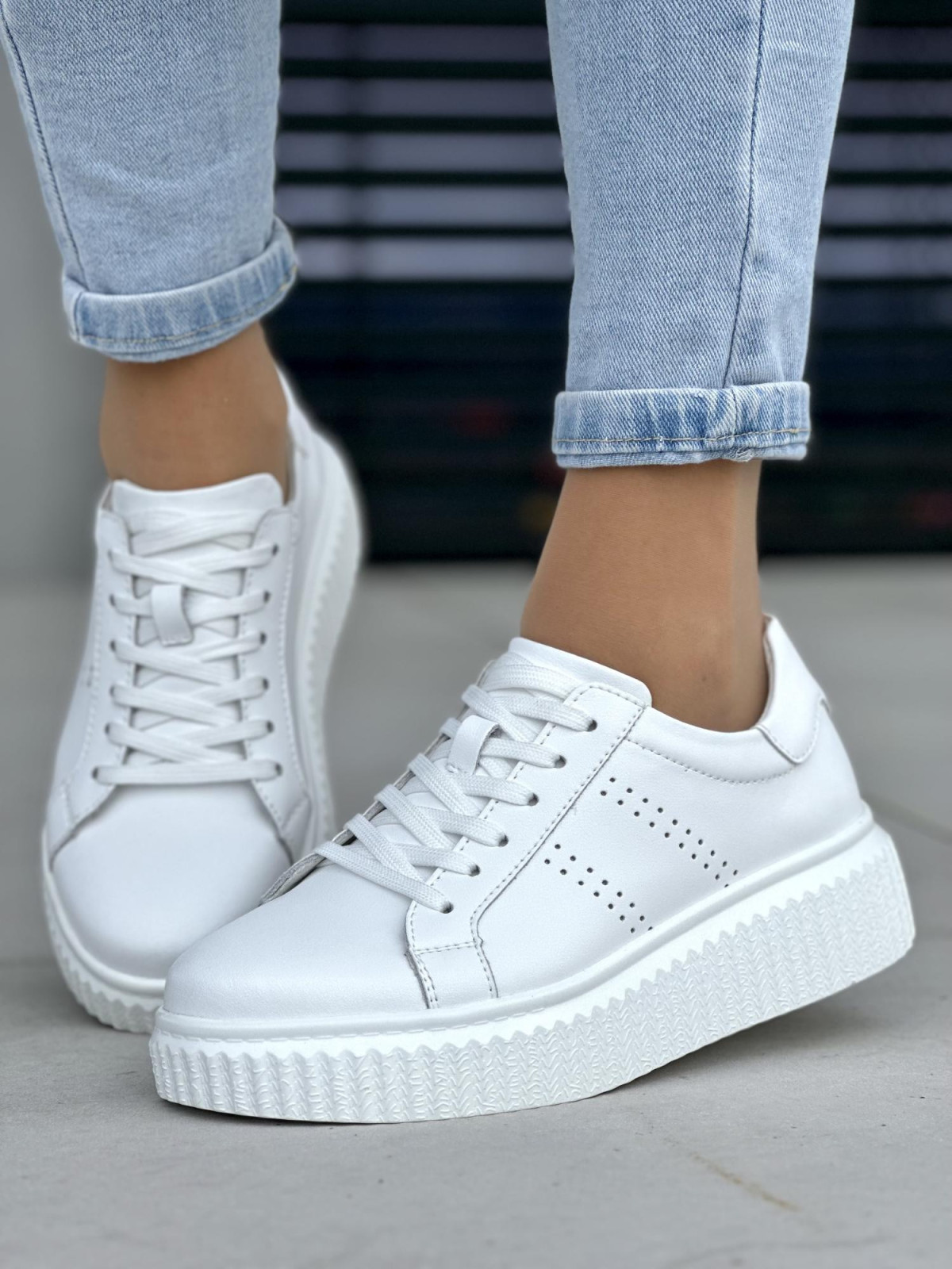 Lekkie i wygodne białe trampki damskie na wyższej podeszwie, skóra naturalna