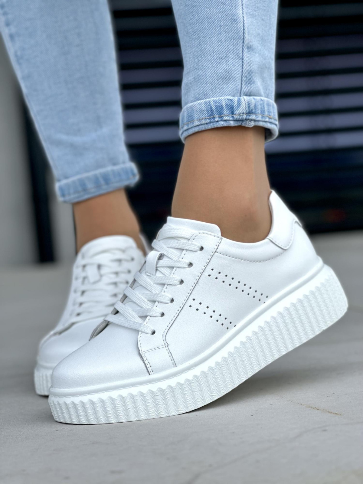 Lekkie i wygodne białe trampki damskie na wyższej podeszwie, skóra naturalna