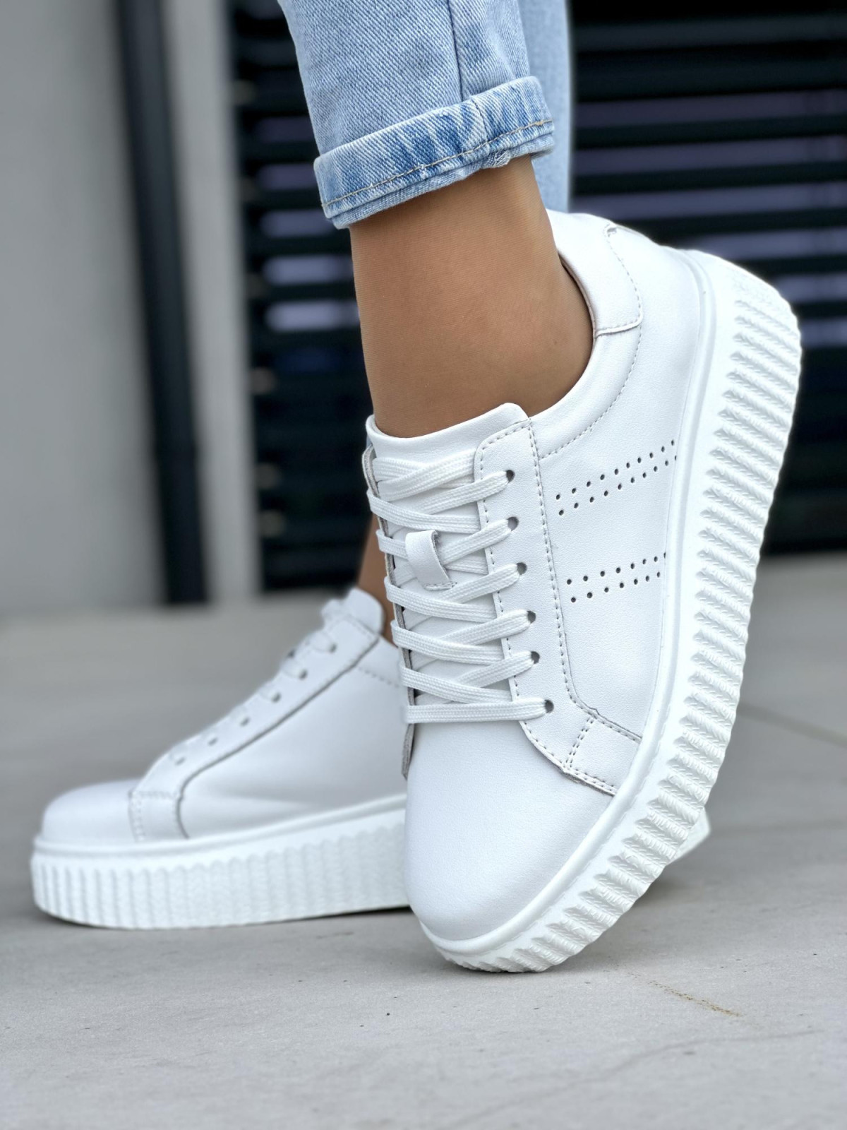 Lekkie i wygodne białe trampki damskie na wyższej podeszwie, skóra naturalna