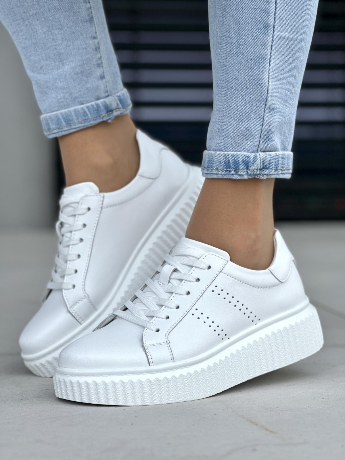 Lekkie i wygodne białe trampki damskie na wyższej podeszwie, skóra naturalna