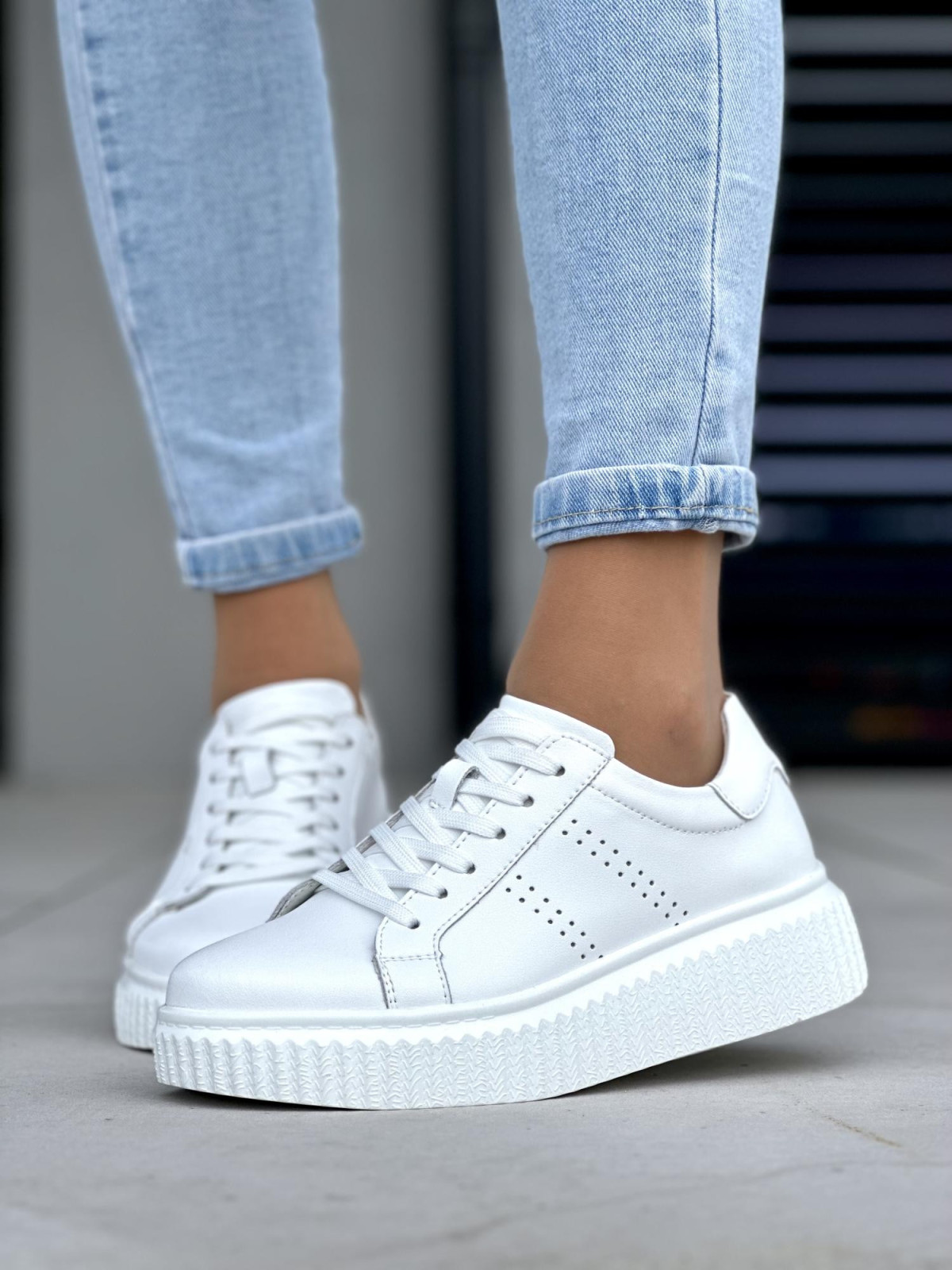 Lekkie i wygodne białe trampki damskie na wyższej podeszwie, skóra naturalna