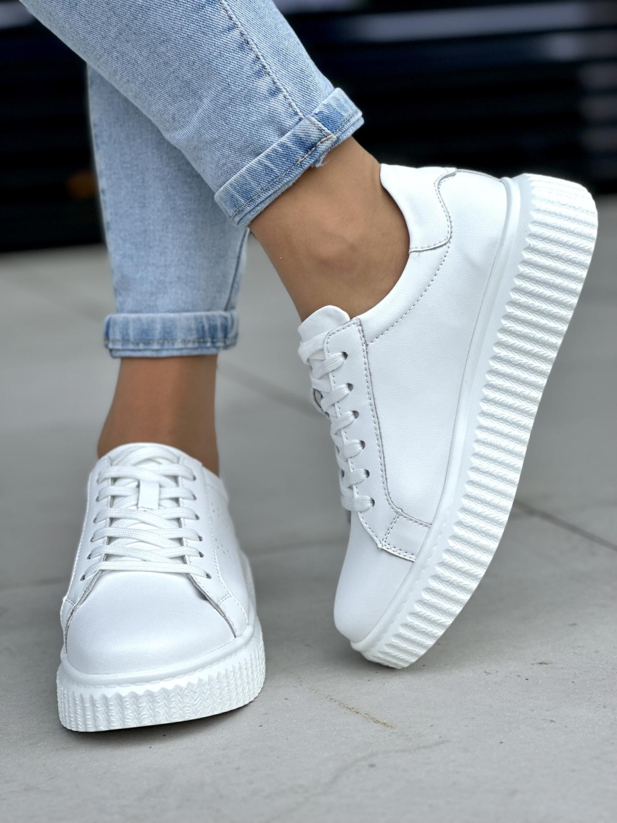 Lekkie i wygodne białe trampki damskie na wyższej podeszwie, skóra naturalna