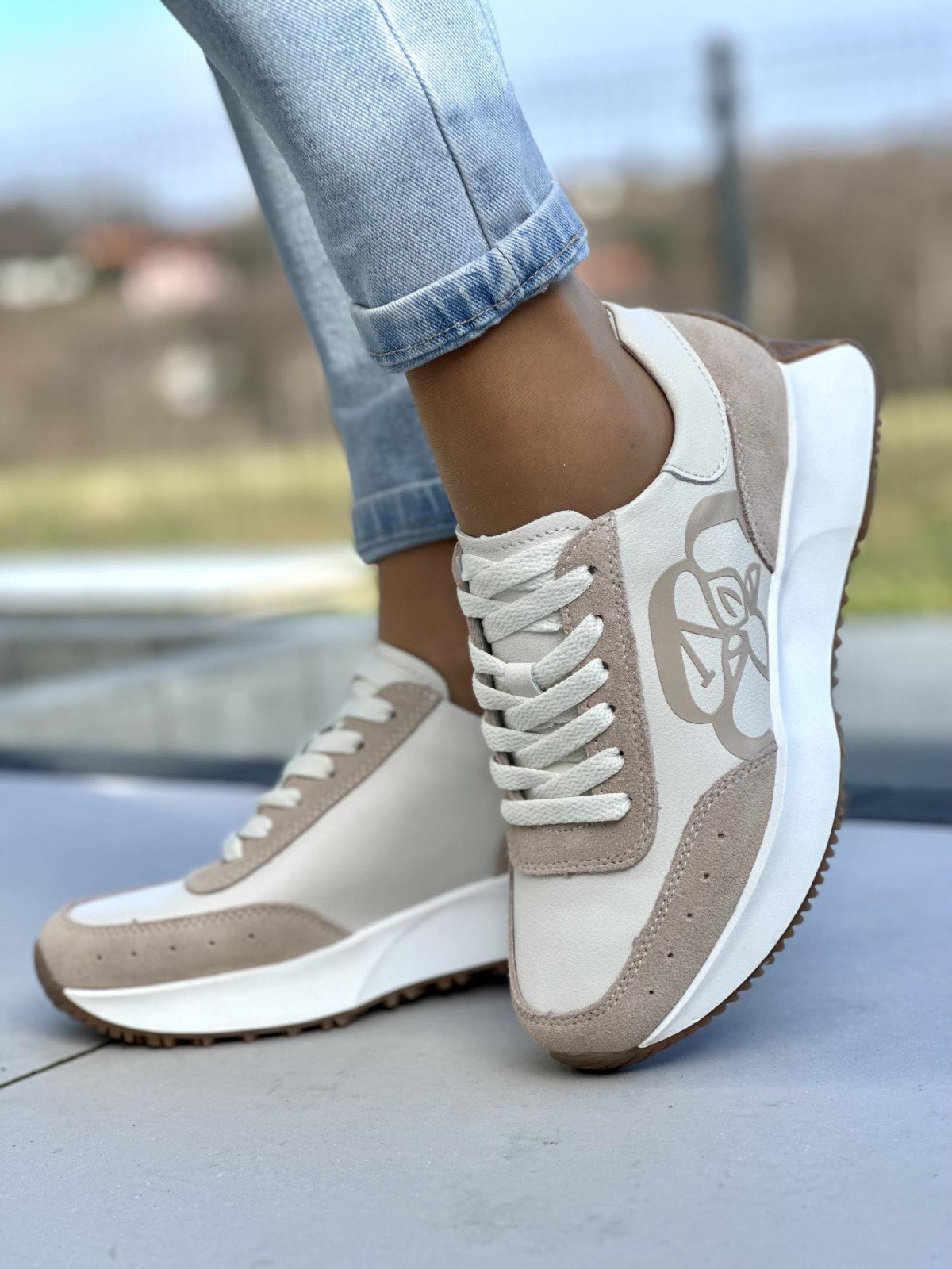 Urocze i wygodne beżowe sneakersy damskie, skóra naturalna