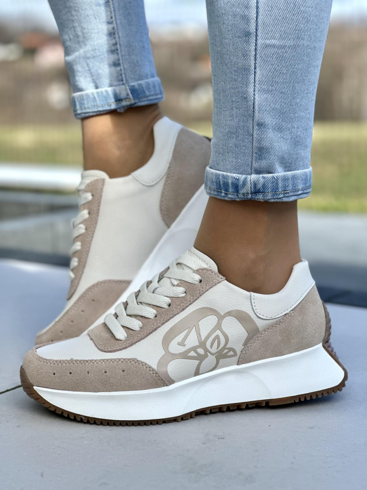 Urocze i wygodne beżowe sneakersy damskie, skóra naturalna