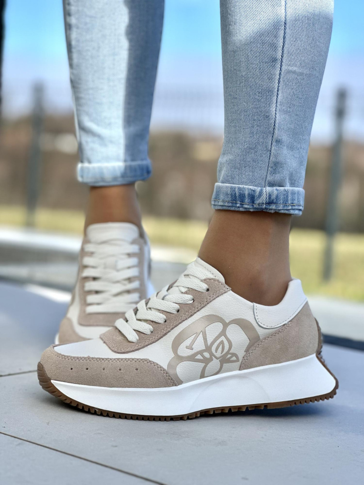 Urocze i wygodne beżowe sneakersy damskie, skóra naturalna