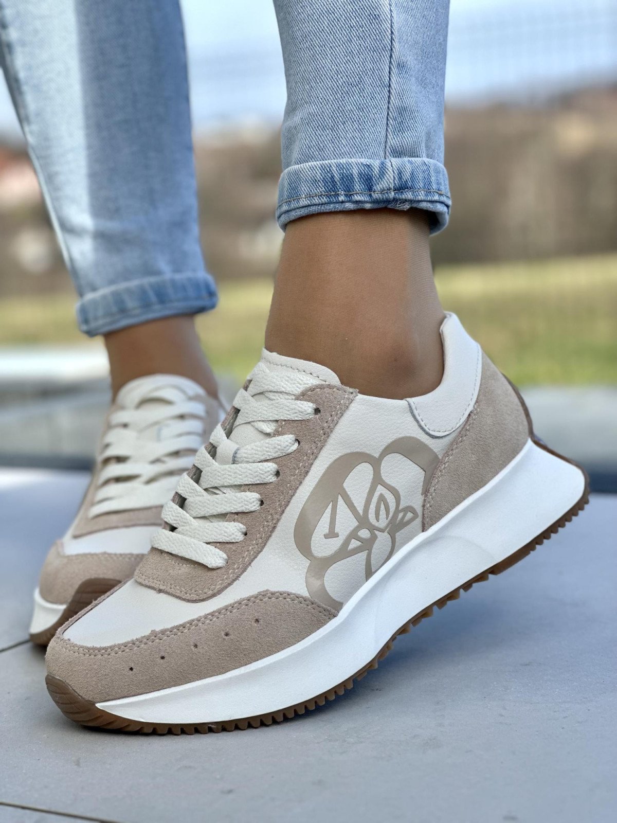 Urocze i wygodne beżowe sneakersy damskie, skóra naturalna