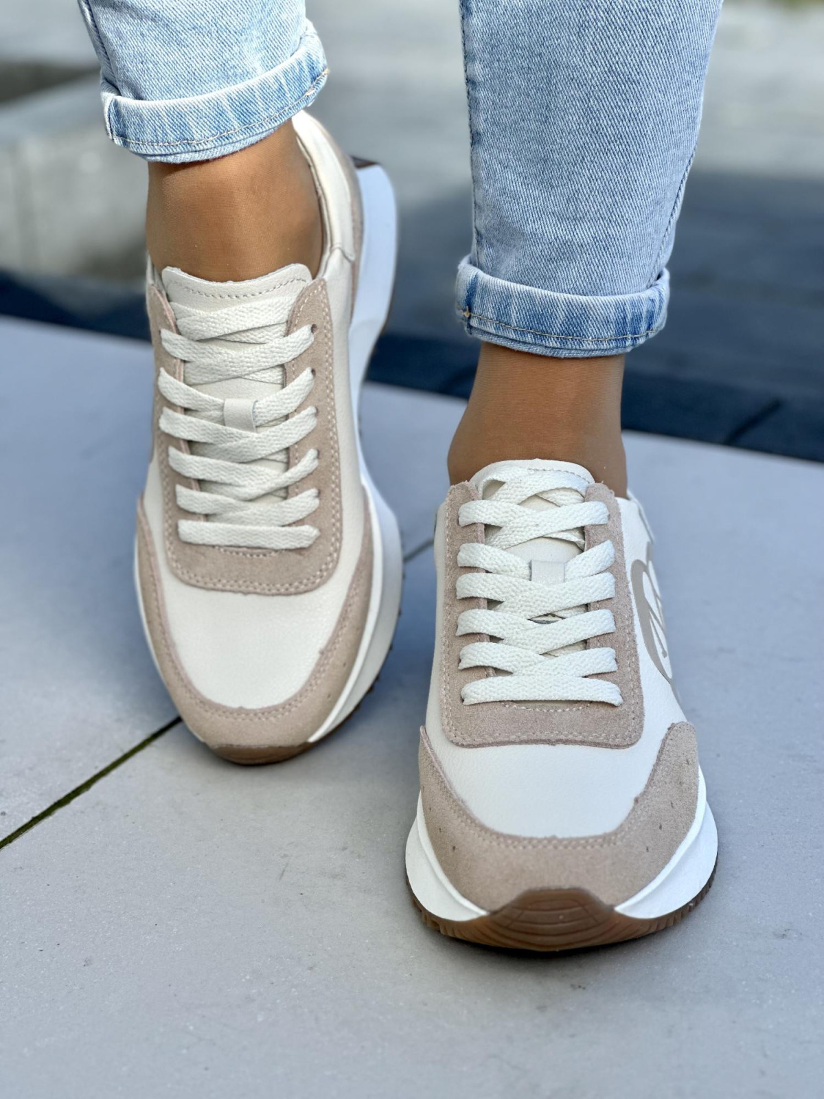 Urocze i wygodne beżowe sneakersy damskie, skóra naturalna