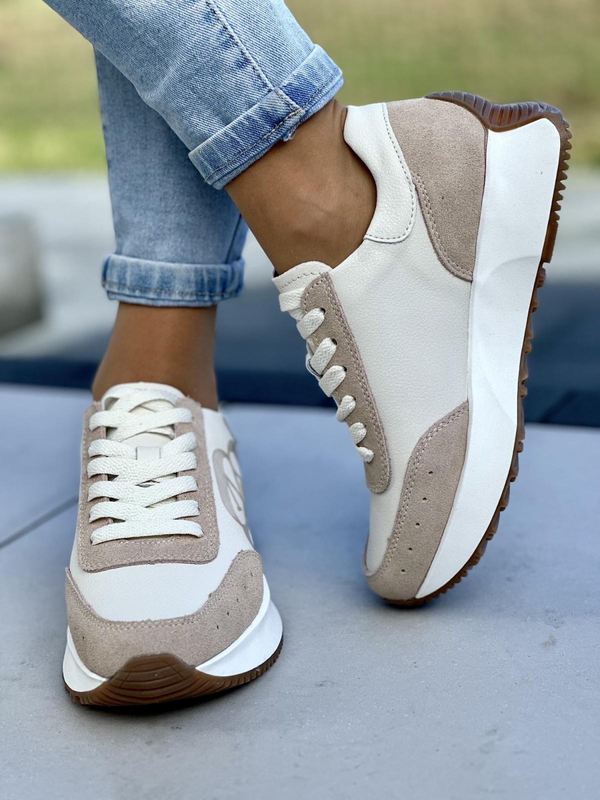 Urocze i wygodne beżowe sneakersy damskie, skóra naturalna