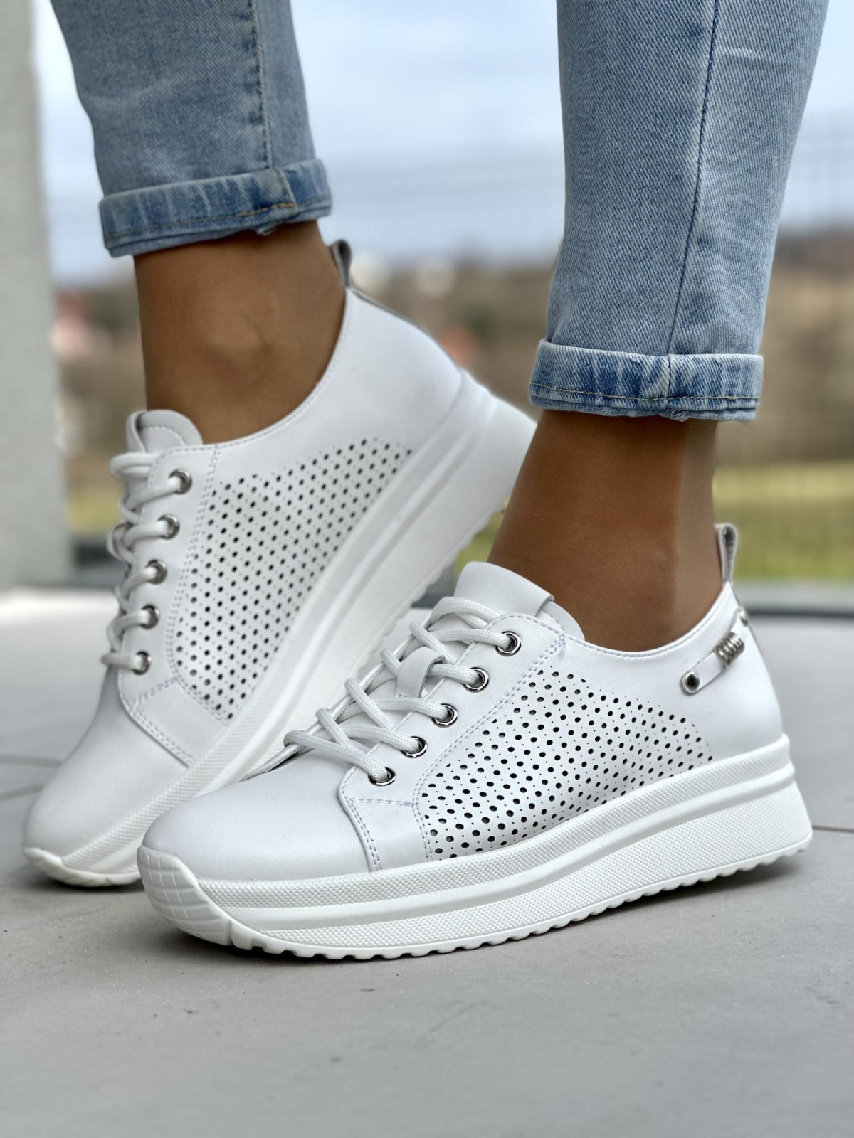 Lekkie ażurowe białe trampki damskie, skóra naturalna
