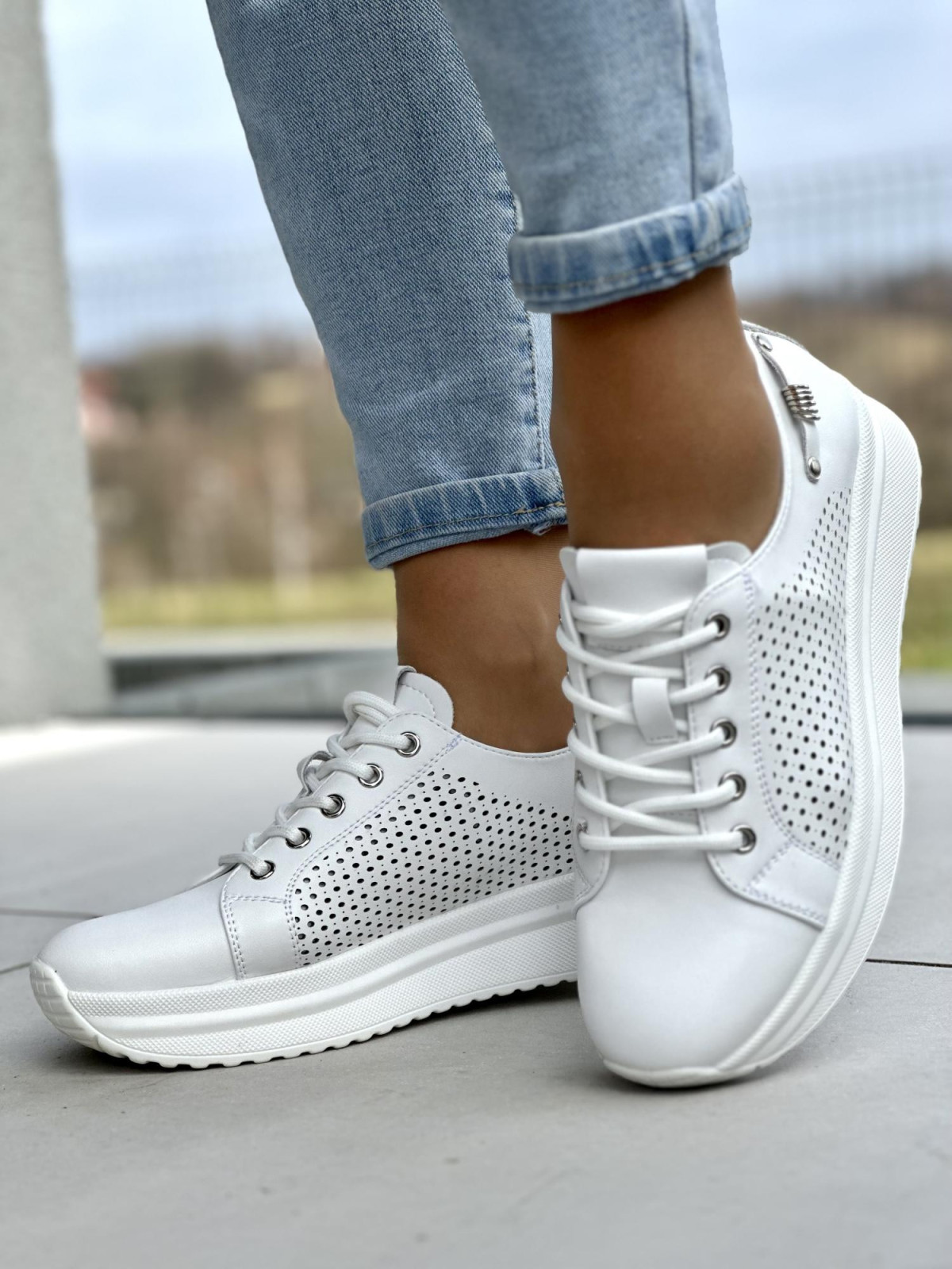 Lekkie ażurowe białe trampki damskie, skóra naturalna