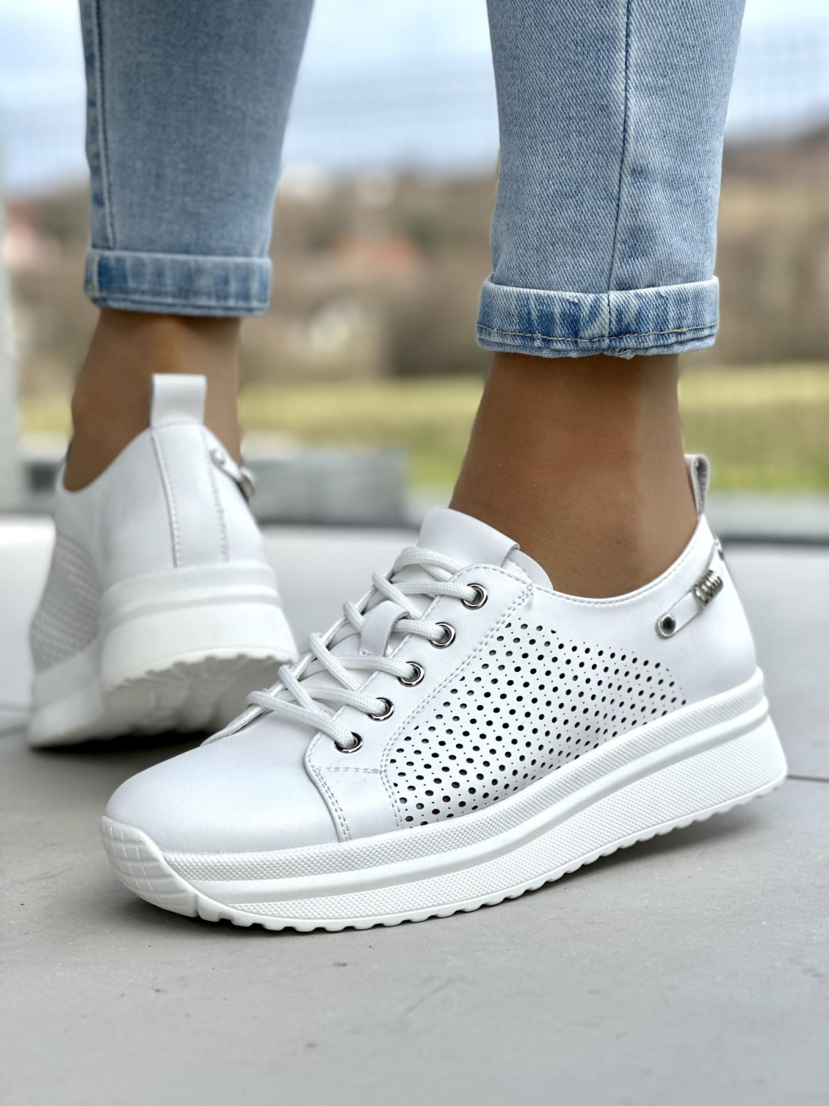 Lekkie ażurowe białe trampki damskie, skóra naturalna