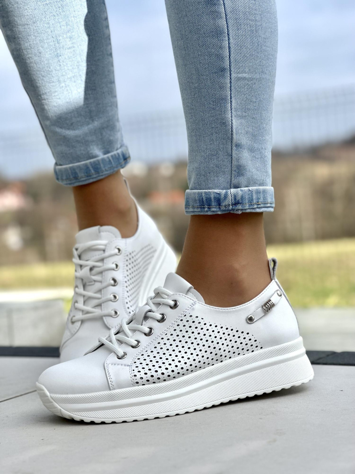 Lekkie ażurowe białe trampki damskie, skóra naturalna